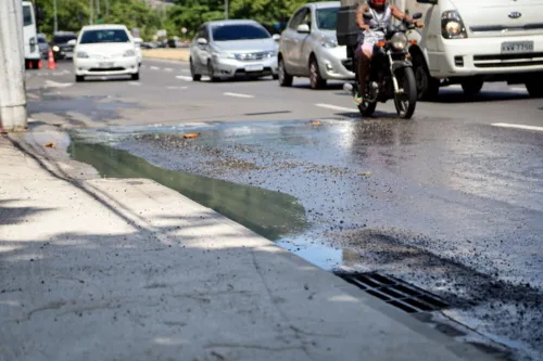 Esgoto no bairro Charitas despejou na madrugada desta quinta