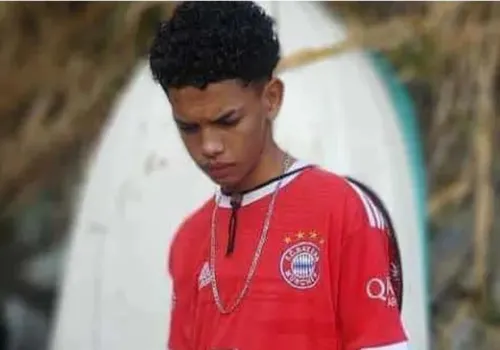 Segundo a família, José Adriano Ferreira, de 17 anos, voltava para casa quando foi baleado