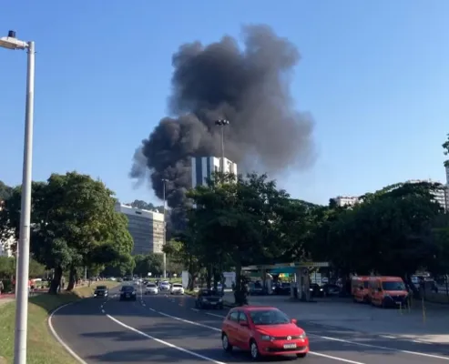 O incêndio afetou a área de manutenção, e o prédio ao lado foi evacuado como medida de precaução