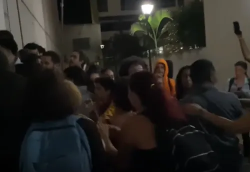 O protesto teve início após estudantes se deslocarem para a reitoria