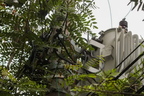 Relatos apontam que basta chover e ventar forte que transformadores explodem e falta luz