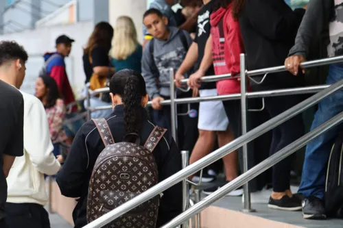 Parte do público tem chegado de madrugada para tentar atendimento