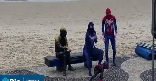 Estátua fica no calçadão de Copacabana