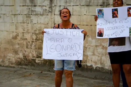 Família e amigos realizam ato em frente ao fórum de São Gonçalo