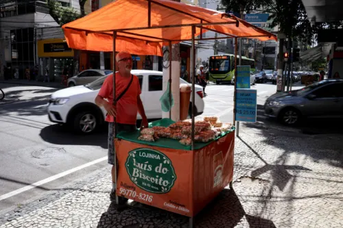 Conhecido na região, Luiz Carlos Dieke trabalha há mais de 40 anos vendendo biscoitos caseiros