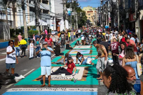 Mais de 6 mil fiéis realizaram da confecção do tradicional tapete de sal