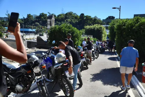 Motos são enfileiradas dentro do cemitério de Maricá