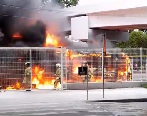 Imagem ilustrativa da imagem Fogo toma conta de ônibus na Zona Oeste do Rio; veja o vídeo