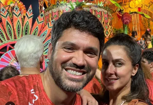 Marcelo Courrege e Carol Barcellos assumiram namoro durante carnaval na Sapucaí