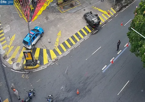 Carro roubado se envolveu em acidente. Não houve registros de tiros, segundo a PM