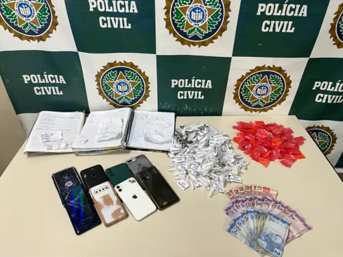 Os policiais civis apreenderam ainda na operação uma adolescente com drogas