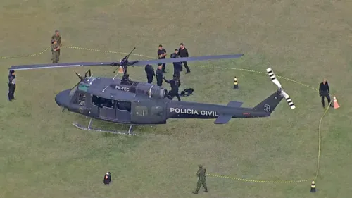 Um dos pilotos de um helicóptero realizou um pouso de emergência