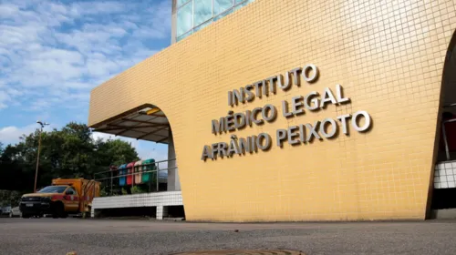 O corpo foi levado para o Instituto Médico Legal (IML) Afrânio Peixoto