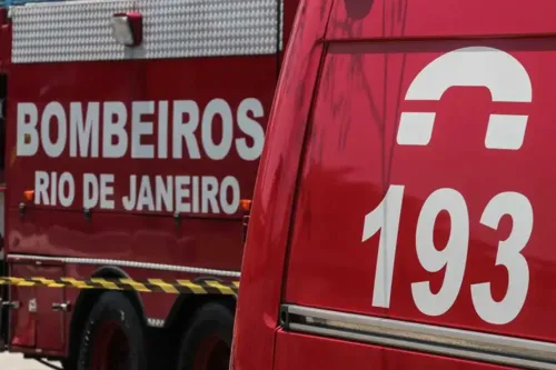 Os bombeiros foram acionados na noite desta terça