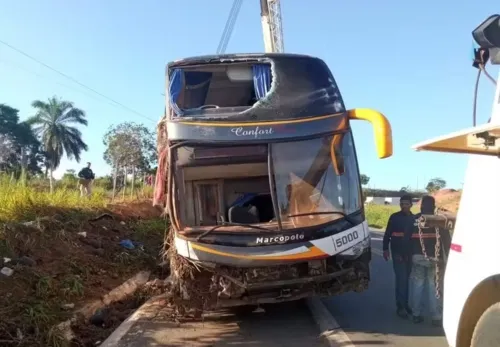 O ônibus, que tinha capacidade para até 44 passageiros, ficou destruído