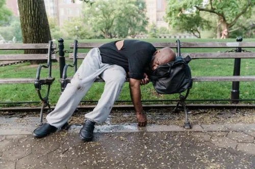 Homeless ( pessoas sem teto) e viciados usam, a céu aberto e em público, todo tipo de substância entorpecente nas ruas do Canadá.