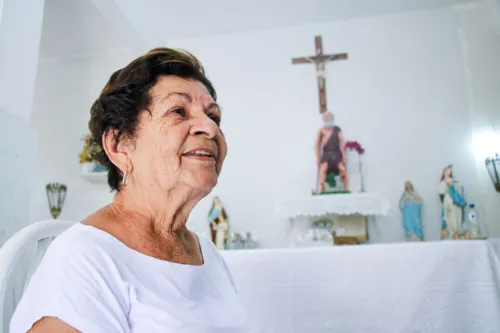 Dona Arite cuida da manutenção da capela com todo carinho e devoção