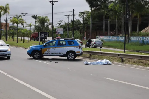 Bombeiros encontraram a idosa sem vida e com ferimentos graves