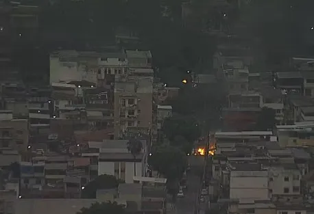 Bandidos atearam fogo em barricadas para dificultar a atuação policial