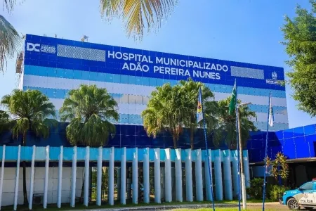 O homem está no Hospital Municipalizado Adão Pereira Nunes