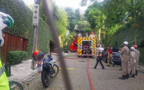 As chamas foram controladas pelos bombeiros no início da tarde