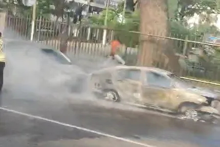 Três carros acabaram atingidos pelas chamas, sendo dois completamente destruídos