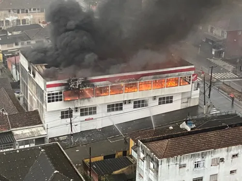 Um total de dez viaturas dos bombeiros foram deslocadas para combater o fogo, que já está extinto