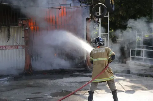 Bombeiro combate as chamas no local. Não houve feridos