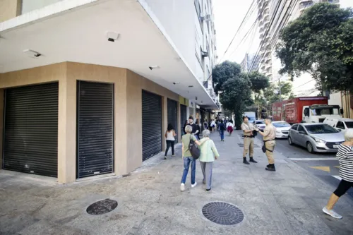 Farmácia fechada fica na esquina das ruas Paulo Gustavo e Álvares de Azevedo