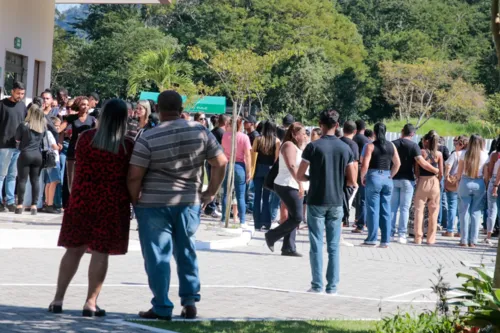 Amigos e parentes se despedem de Anna Caroline no Memorial Campo da Paz, em Niterói