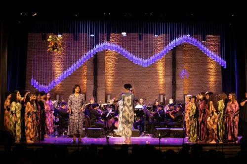 Alunos do Programa Aprendiz emocionaram o público, que lotou o principal teatro da cidade