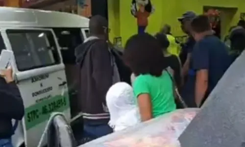 Acidente ocorreu durante uma forte chuva, quando a Kombi foi atingida na traseira por outro veículo