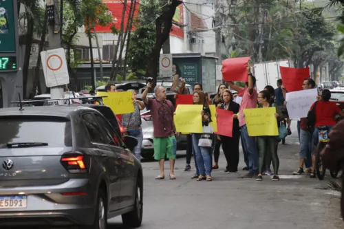 Lojistas levaram cartazes pedindo por ajuda