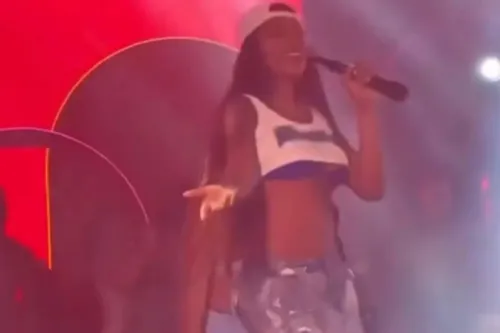 Ludmilla canta com o microfone virado para baixo e causa polêmica na web