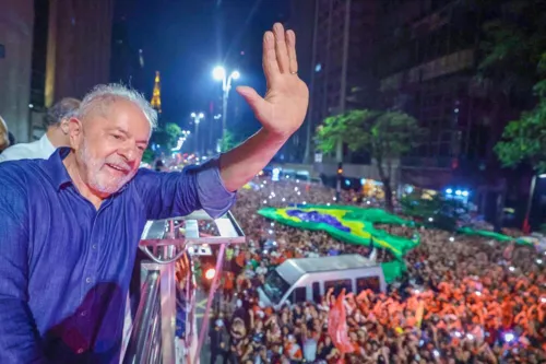 "Daqui para frente, tudo que a gente sonhar vai brotar", escreveu Lula