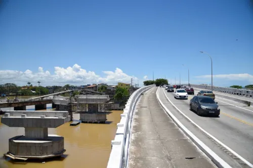 A ponte Ivan Mundim liga o Centro à Barra de Macaé