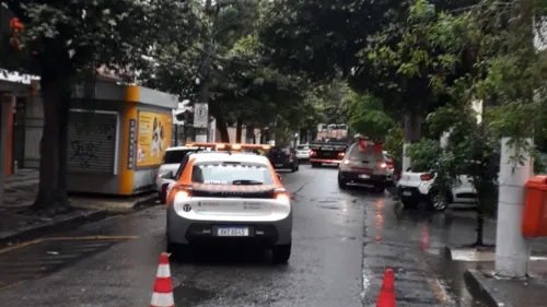 A falta de energia elétrica persistia, ao menos, até às 8h, em alguns pontos do bairro