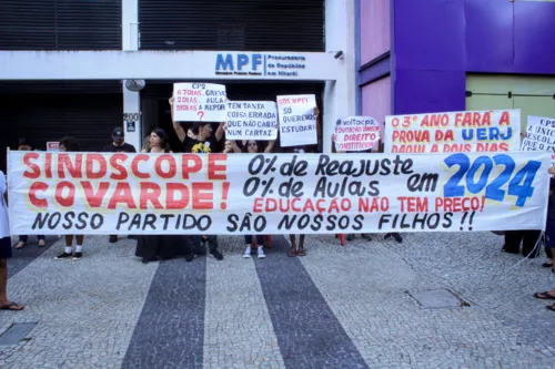 Manifestação aconteceu em frente ao Ministério Público Federal, na Rua Miguel de Frias