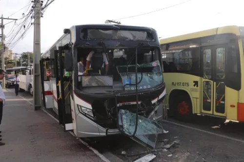 Os ônibus que bateram são da mesma empresa e da mesma linha