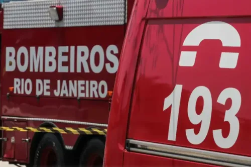 O quartel de Cabo Frio foi acionado às 12h34 para combater as chamas e ajudar a socorrer as vítimas