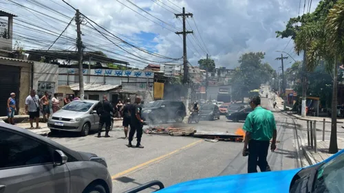 Policias militares estão no local para estabilizar a manifestação