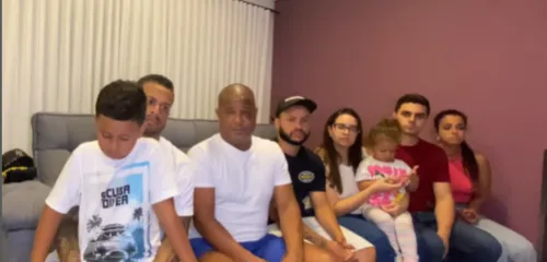 Marcelinho com a família após sequestro