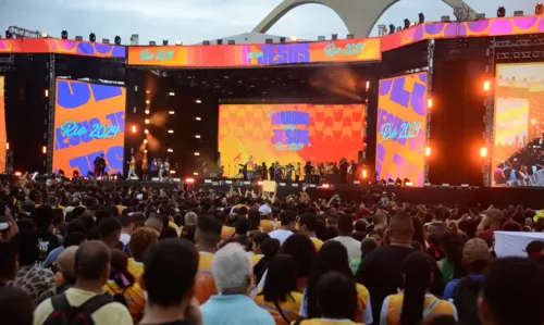 Na sequência, o grupo seguiu para o palco na Praça da Apoteose