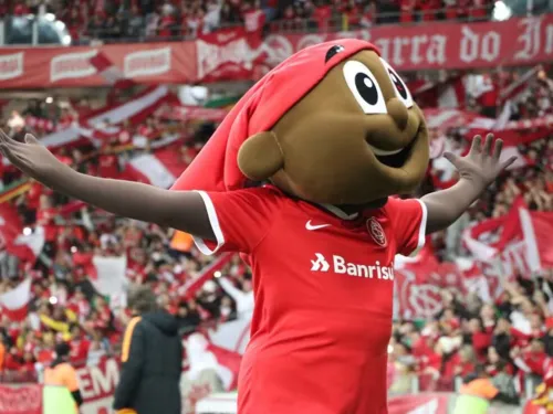 Homem que trabalha como Saci, mascote do Internacional, teria tentado beijar e abraçar a repórter após o gol