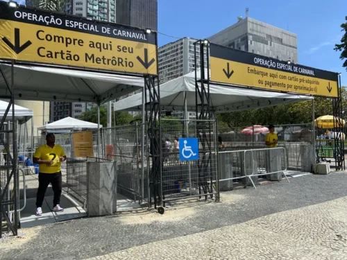 O metrô é considerado o principal meio de transporte público para os foliões