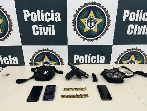 Com a dupla foi encontrada uma pistola, munições, carregadores e três celulares