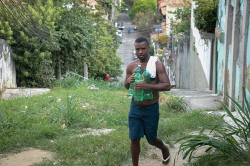 Moradores se viram para conseguir água até para beber