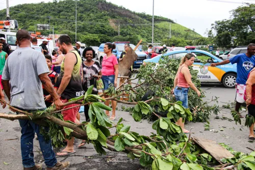 Protesto de moradores na RJ-104