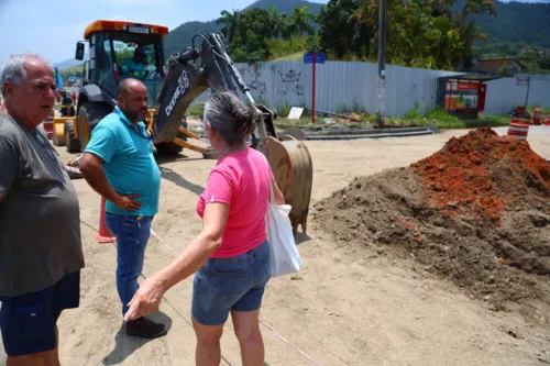 Segundo um dos supervisores, a equipe da àguas do Rio encontrou uma tubulação rompida