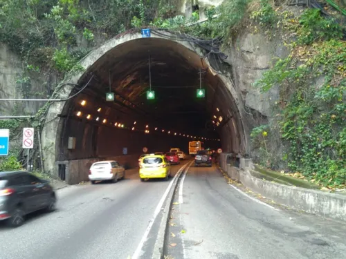 No local, a vítima contou que foi abordada por dois homens em uma outra moto